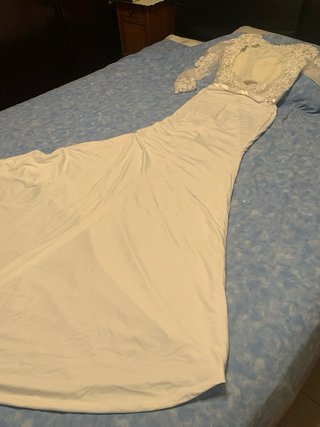 Abito da sposa pizzo manica lunga. Schiena scopert