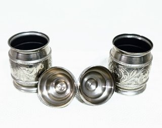 Par de recipientes em metal prateado cinzelados