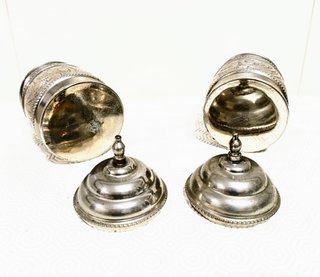 Par de recipientes em metal prateado cinzelados