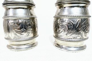 Par de recipientes em metal prateado cinzelados