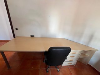 Escritorio y silla de oficina
