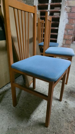 Juego de 4 sillas de madera y tela