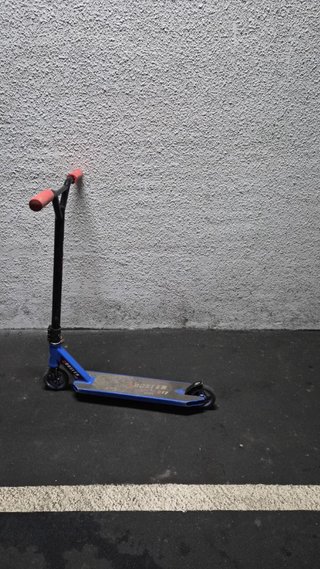 Patinete de saltos metálico azul