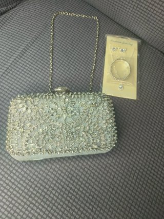 Bolso de mano plateado con pedrería