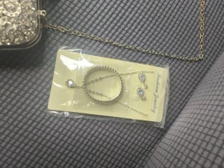 Bolso de mano plateado con pedrería