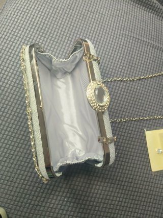 Bolso de mano plateado con pedrería
