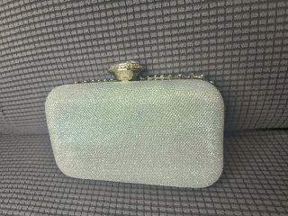Bolso de mano plateado con pedrería