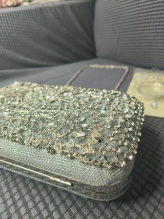 Bolso de mano plateado con pedrería