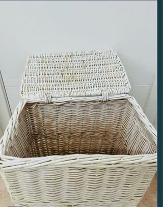 Cesto de mimbre con funda interior beige