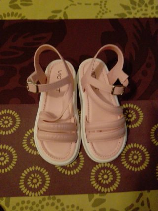 Sandalias rosas y blancas