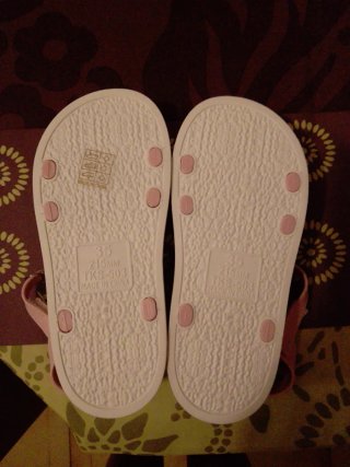 Sandalias rosas y blancas
