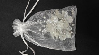 Tocado de flores nácar con pinza