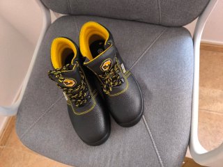 Botas de seguridad negras y amarillas