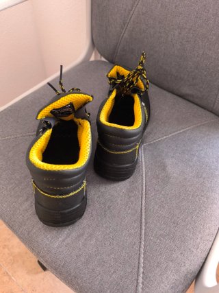Botas de seguridad negras y amarillas