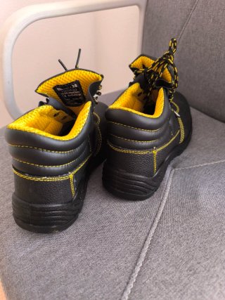 Botas de seguridad negras y amarillas