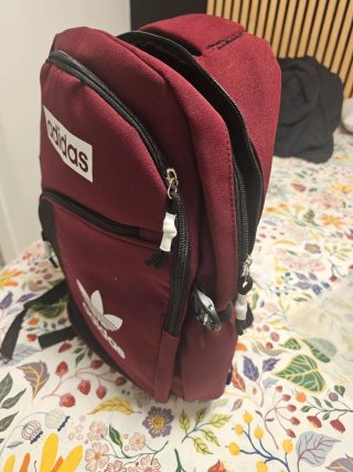 Mochila roja de estilo adidas