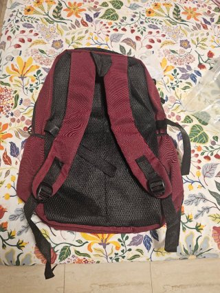 Mochila roja de estilo adidas