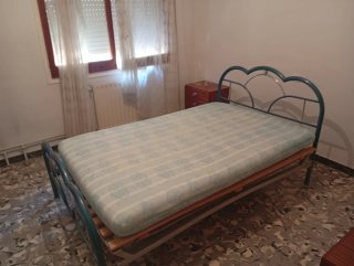 Cama individual metálica con mesita