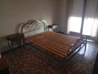 Cama individual metálica con mesita