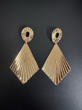 Orecchini dorati da donna con design a ventaglio