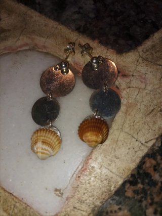 Pendientes conchas y abalorios