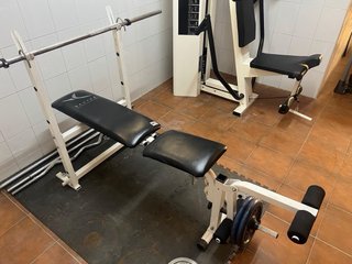 Banco musculación Domyos con barra