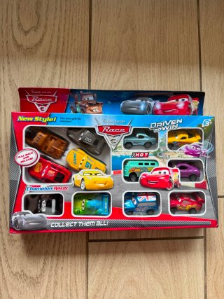 12 macchinine Cars Articolo nuovo mai usato !