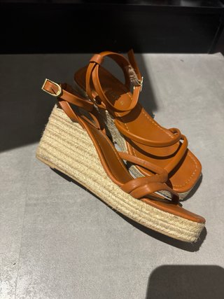 Sandalia cuña marrón