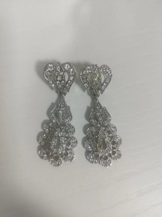 Pendientes plateados con pedrería