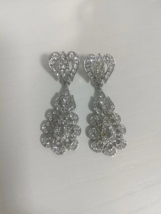Pendientes plateados con pedrería