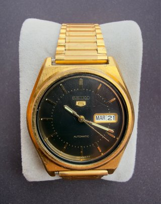 Seiko 5 automático vintage negro y dorado 7S26-057