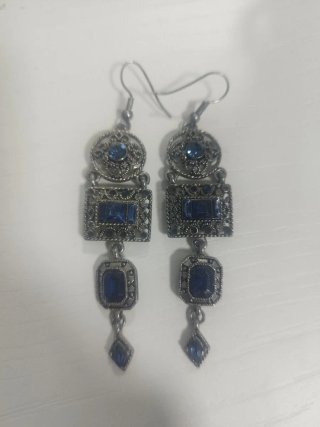 Pendientes largos plateados con piedras azules
