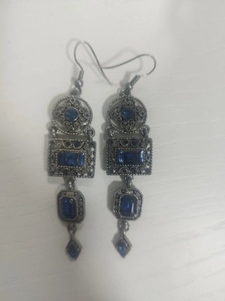 Pendientes largos plateados con piedras azules