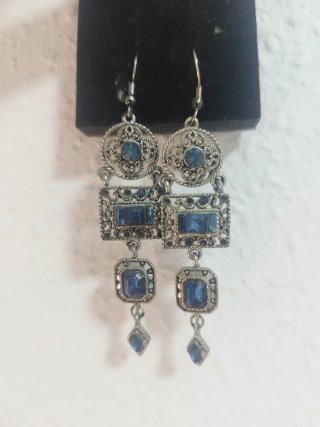 Pendientes largos plateados con piedras azules