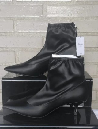 Botines negros Stradivarius con etiqueta