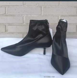 Botines negros Stradivarius con etiqueta