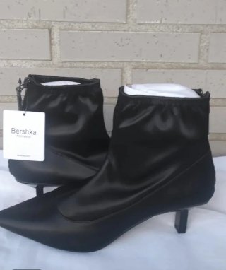 Botines negros Stradivarius con etiqueta