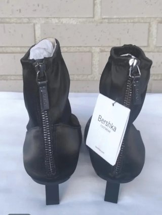 Botines negros Stradivarius con etiqueta