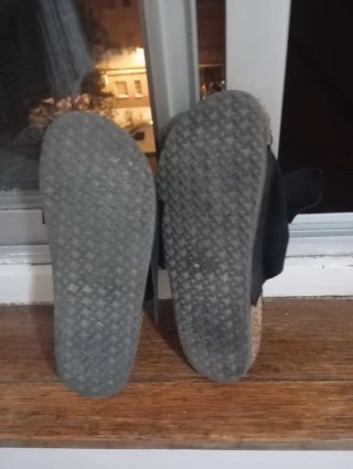 Chanclas negras con lazo