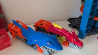 Juguetes Tiburón y Dragón