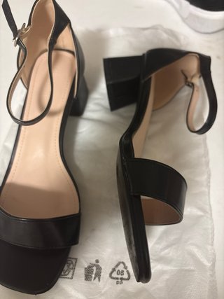 Sandalias negras tacón