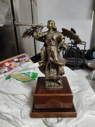 Ángel trompetero bronce base madera