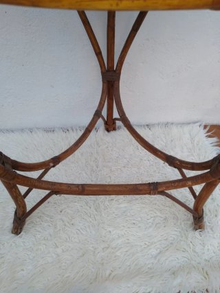 Mesa auxiliar redonda de ratán