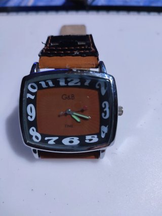 Reloj G&B Cuadrado Esfera Naranja
