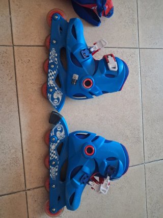Patines en línea azules para niños