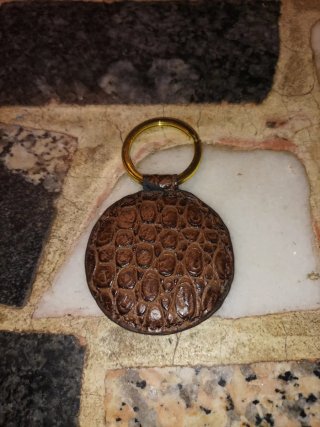 Broche rojo con colgantes