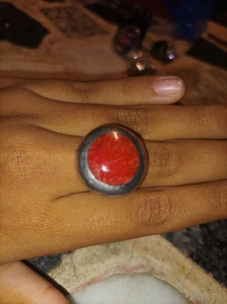 Broche rojo con colgantes