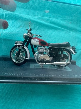 Maqueta Moto Triumph T120 Bonneville 1967