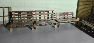 Bancos de exterior de madera y sillas metálicas