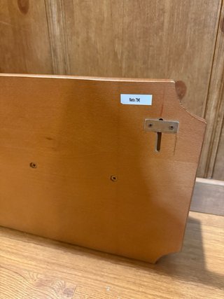 Perchero de madera con estante. Madera buena